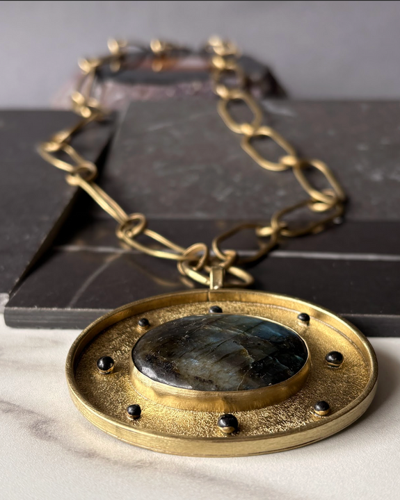 Collar Largo de Bronce con Medallones de Labradorita