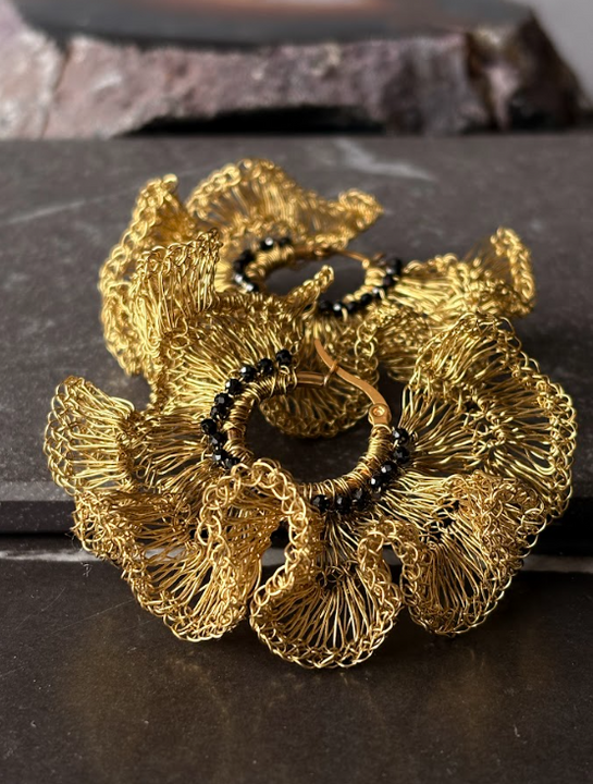 Aros Tejidos a Crochet en Dorado con Ónix