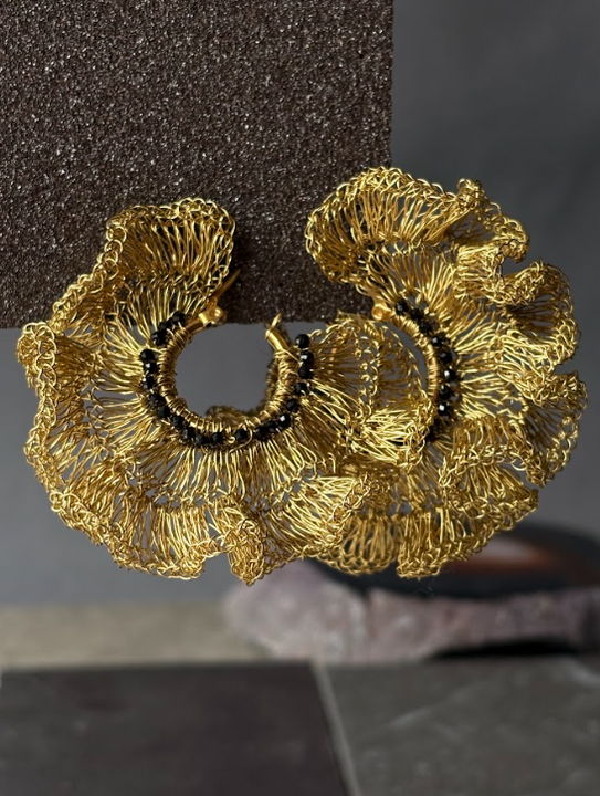 Aros Tejidos a Crochet en Dorado con Ónix