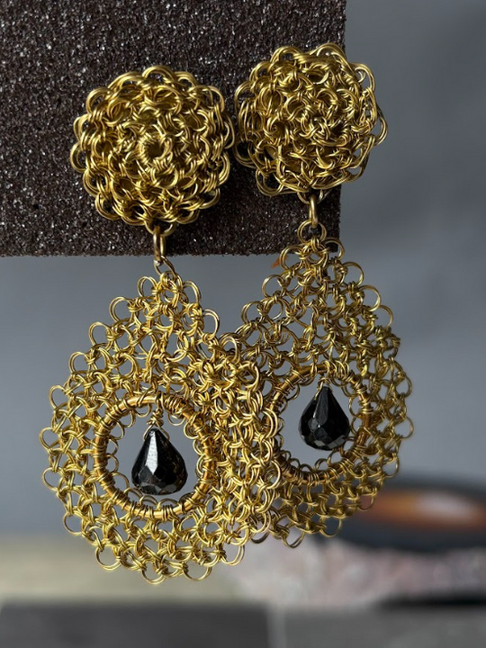 Aros Tejidos a Crochet en Bronce con Gotas de Ónix