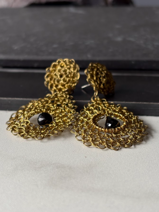 Aros Tejidos a Crochet en Bronce con Gotas de Ónix