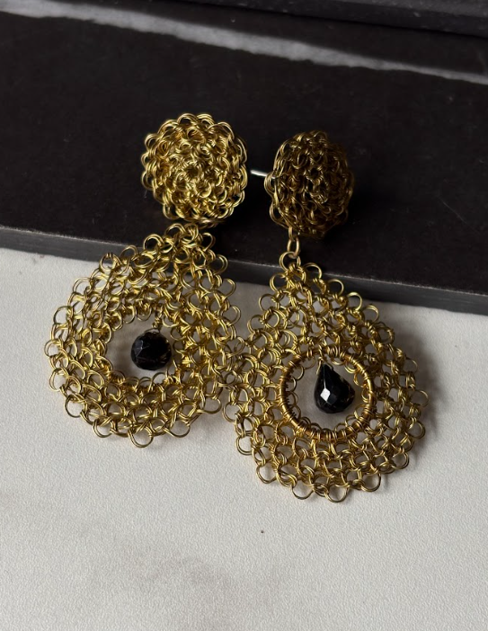 Aros Tejidos a Crochet en Bronce con Gotas de Ónix