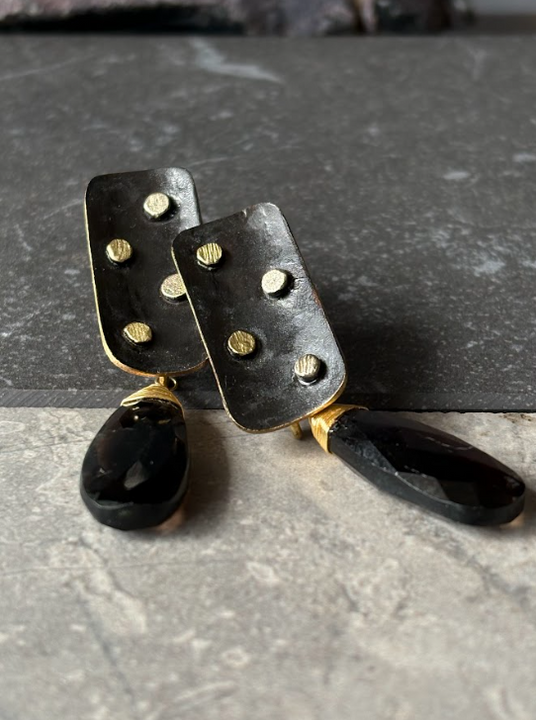 Aros Felicia - Vástago Alargado, Pátina Negra y Cuarzo Fumé