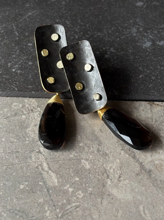 Aros Felicia - Vástago Alargado, Pátina Negra y Cuarzo Fumé