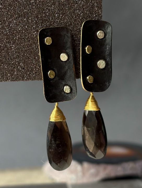 Aros Felicia - Vástago Alargado, Pátina Negra y Cuarzo Fumé