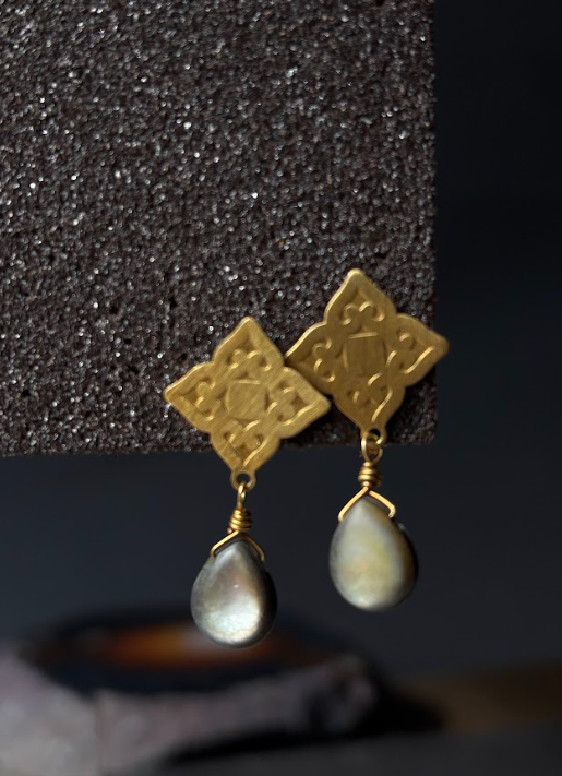 Aros de Bronce Bañados en Oro con Cocha de Perla