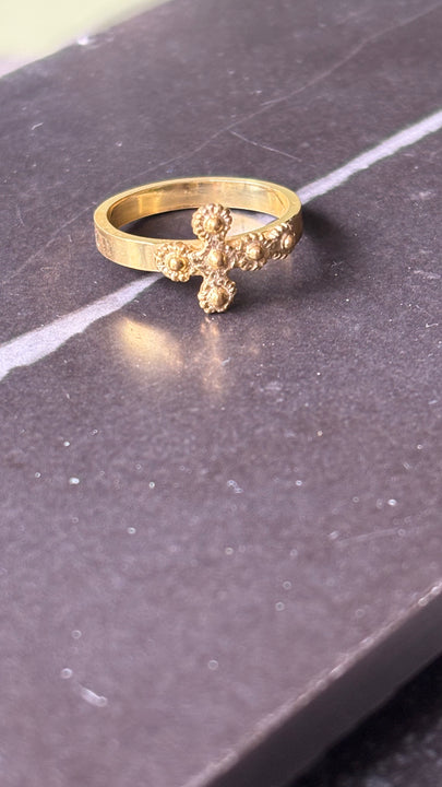 Anillo Cruz Dorada – Plata bañada en oro