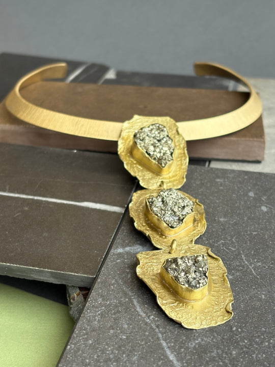 Tiara Solara – Bronce y medallones de pirita