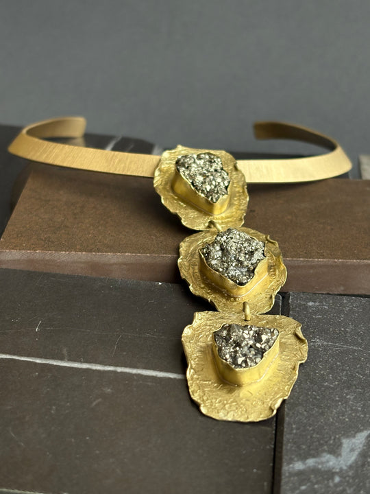 Tiara Solara – Bronce y medallones de pirita