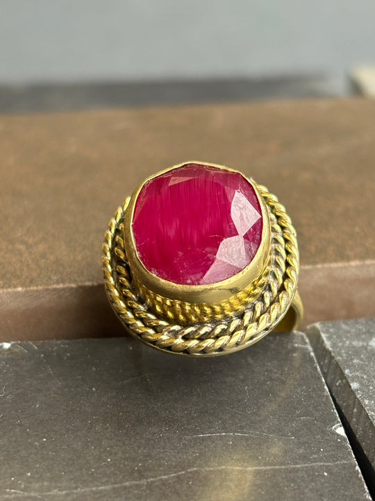 Anillo Trenza y Rubí - Bronce