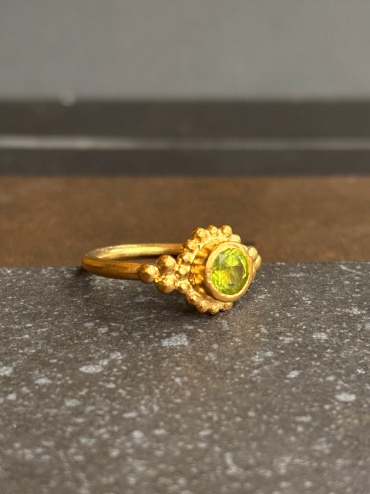 Anillo Sol Peidoto – Bronce bañado en oro