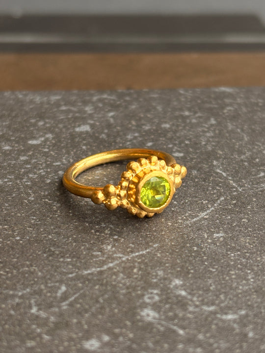 Anillo Sol Peidoto – Bronce bañado en oro