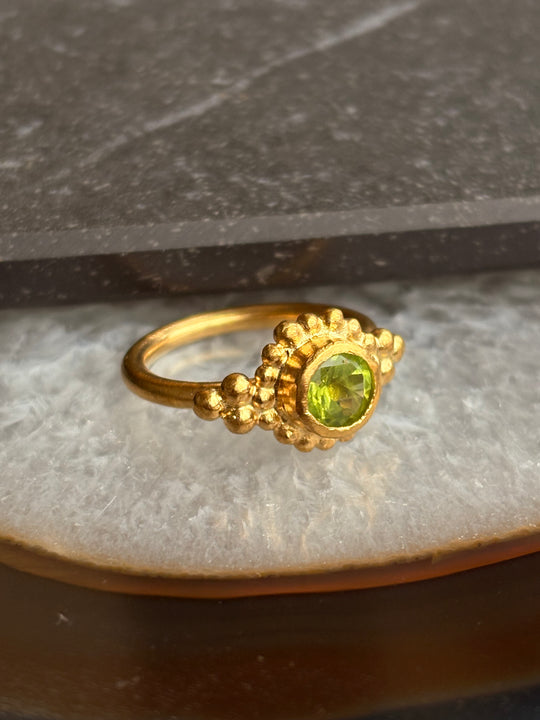 Anillo Sol Peidoto – Bronce bañado en oro