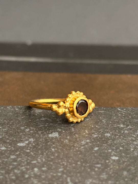 Anillo Sol de Cuarzo Fume – Bronce bañado en oro