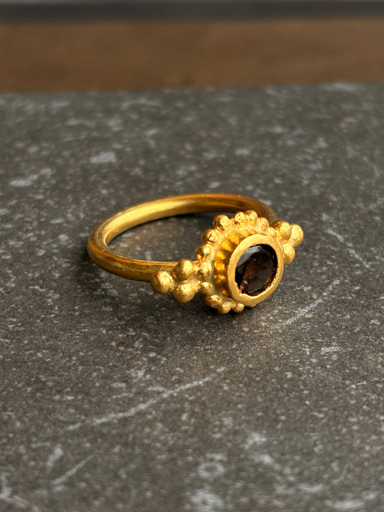 Anillo Sol de Cuarzo Fume – Bronce bañado en oro