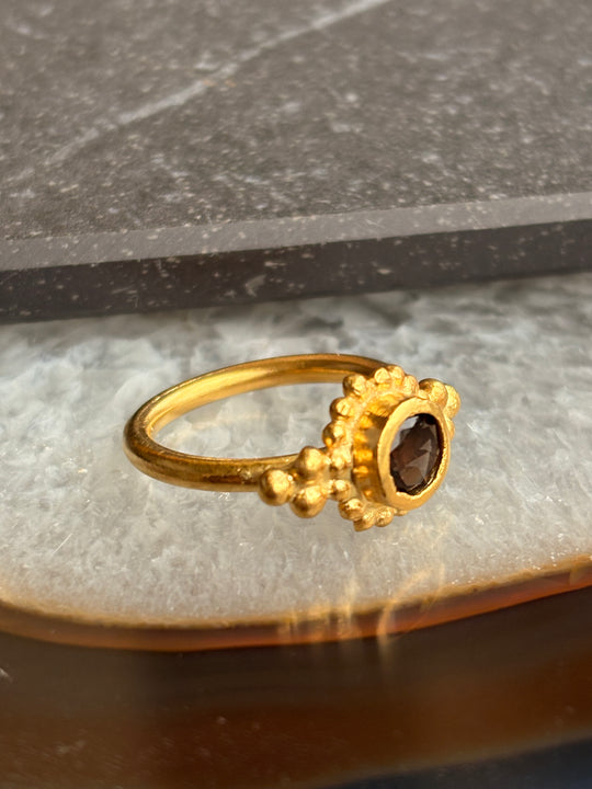 Anillo Sol de Cuarzo Fume – Bronce bañado en oro