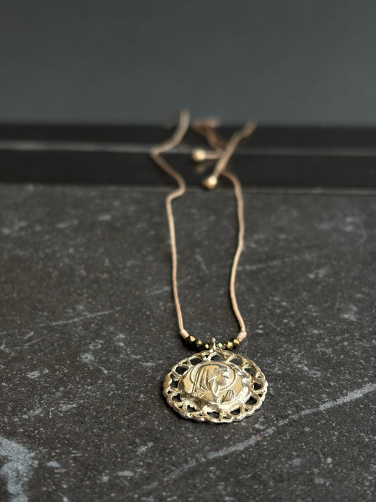 Collar Dual – Hilo, piedras y medallón religioso