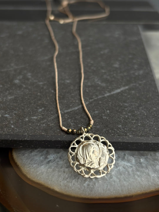 Collar Dual – Hilo, piedras y medallón religioso