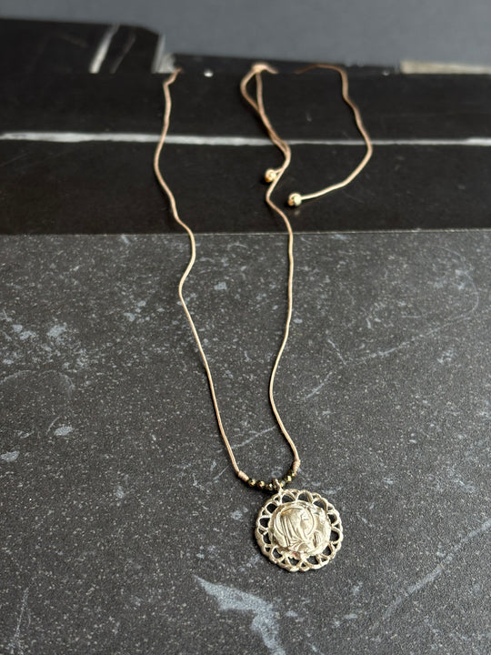 Collar Dual – Hilo, piedras y medallón religioso