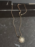 Collar Dual – Hilo, piedras y medallón religioso
