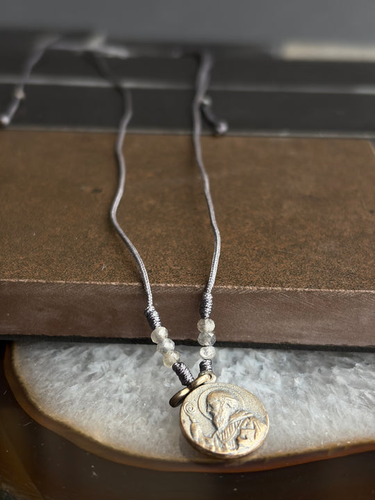 Collar San Benito – Hilo y medalla