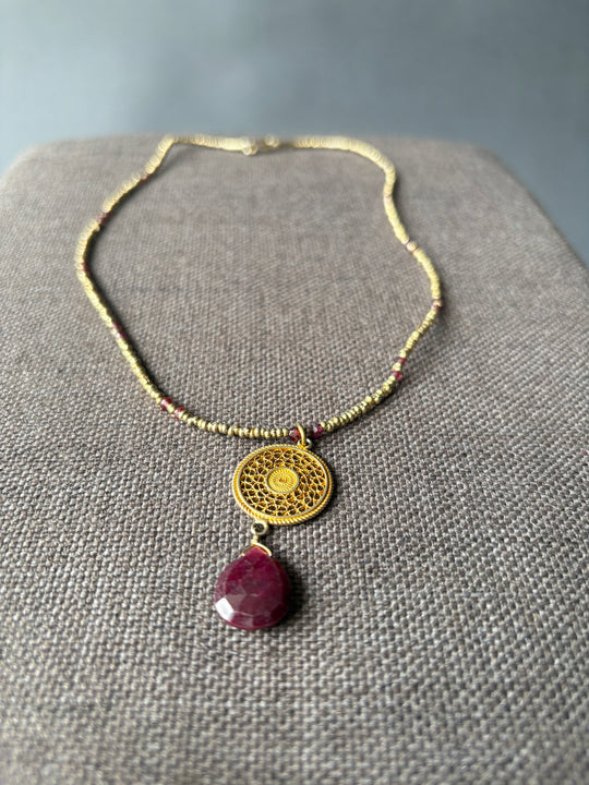 CADENA HISTORIA - Plata bañado en oro y piedras de rubí