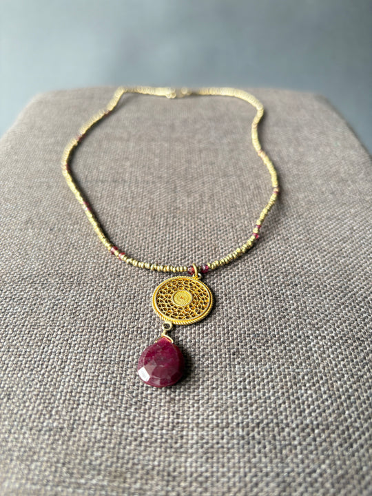 CADENA HISTORIA - Plata bañado en oro y piedras de rubí