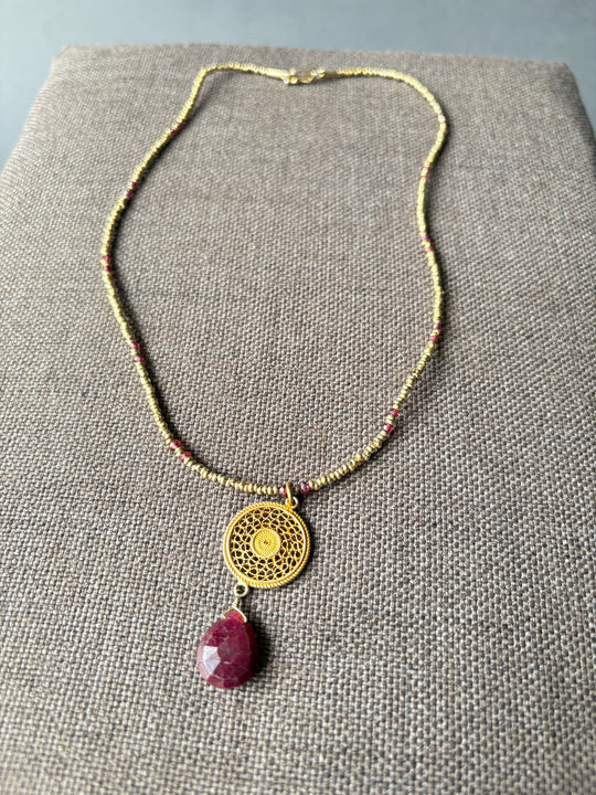 CADENA HISTORIA - Plata bañado en oro y piedras de rubí