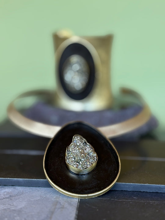 Tiara Noctis – Bronce, pirita y pátina negra