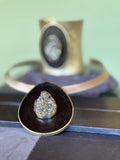 Tiara Noctis – Bronce, pirita y pátina negra