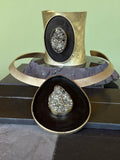 Tiara Noctis – Bronce, pirita y pátina negra