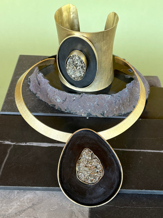 Tiara Noctis – Bronce, pirita y pátina negra