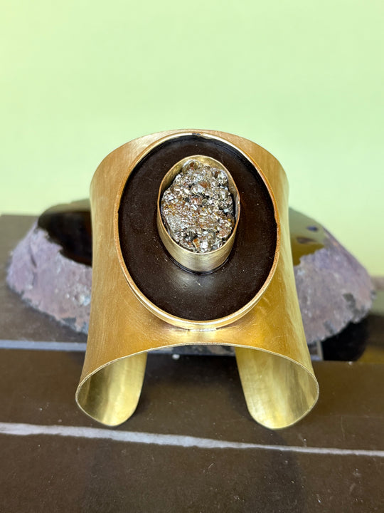 Brazalete Eclipse – Bronce, pirita y pátina negra