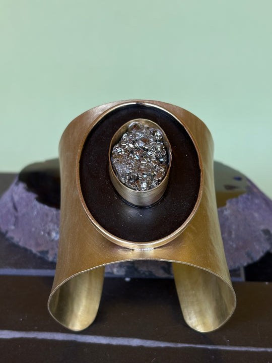 Brazalete Eclipse – Bronce, pirita y pátina negra