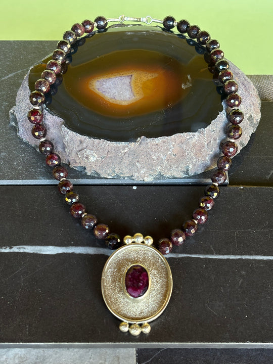 Collar Rubí Profundo – Granate, Alpaca y raíz de Rubí