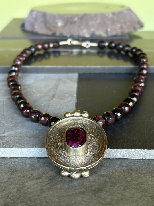 Collar Rubí Profundo – Granate, Alpaca y raíz de Rubí