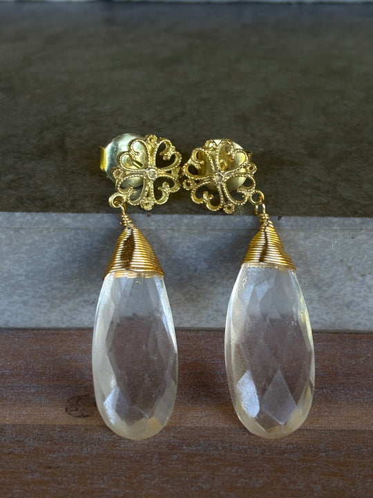 Aros Aurora – Cuarzo faceteado y baño de oro