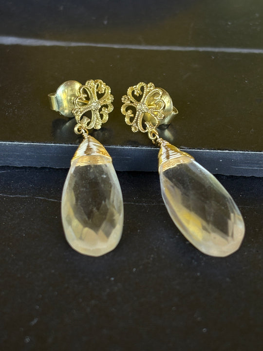 Aros Aurora – Cuarzo faceteado y baño de oro