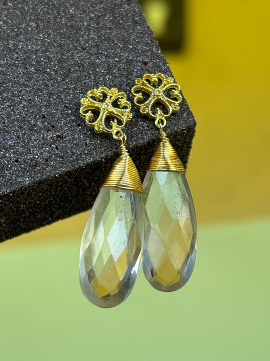 Aros Aurora – Cuarzo faceteado y baño de oro