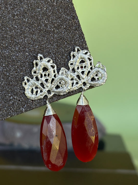 Aros Plata Tierra – Metal grabado y calcedonia café