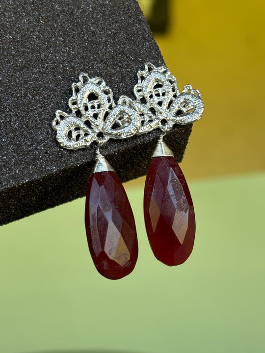 Aros Plata Tierra – Metal grabado y calcedonia café