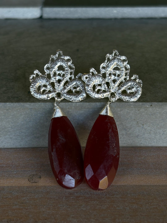 Aros Plata Tierra – Metal grabado y calcedonia café