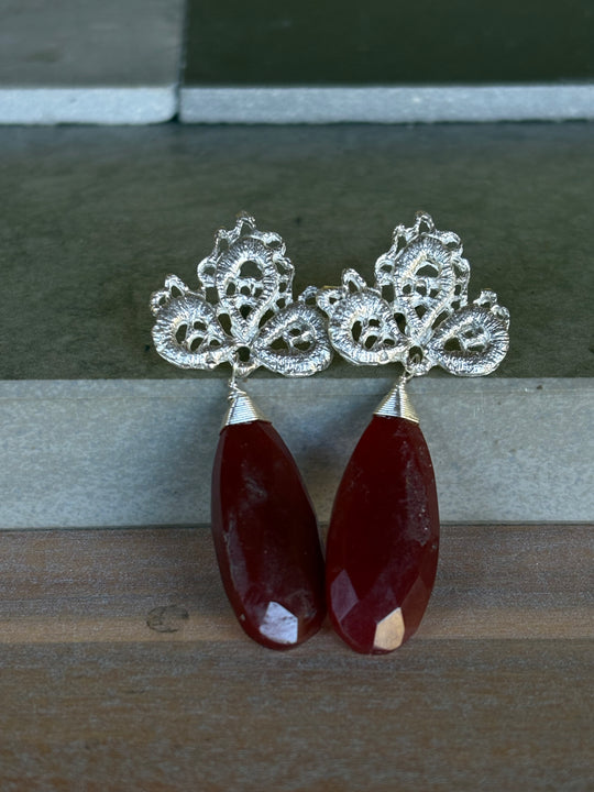 Aros Plata Tierra – Metal grabado y calcedonia café