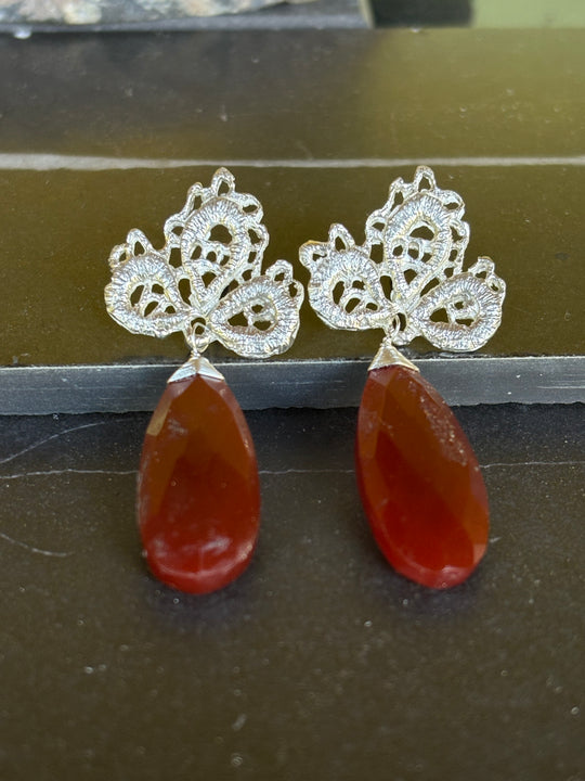 Aros Plata Tierra – Metal grabado y calcedonia café