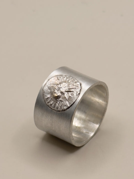Anillo Llama Sagrada